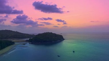 Layan plajı Phuket.video 4K 'da Kala adasının üzerinde gün batımının havadan hipersüratli görüntüsü. Doğa videosu çok kaliteli. Gün batımında gökyüzünde gökyüzünde bulutlu romantik gökyüzü manzarası.