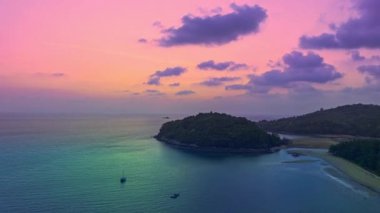 Layan plajı Phuket.Phuket 'teki Kala adasının üstündeki hava hipervanesi. Ufukta günbatımının renkli gökyüzü. Phuket plajı. İnanılmaz plaj, Güzel sahil Phuket Tayland, Doğa ve Seyahat Konsepti..