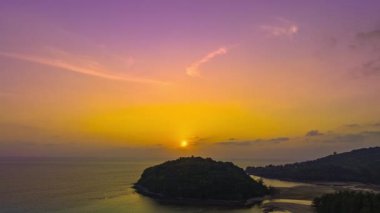 Layan plajı Phuket 'teki Kala adasının üzerindeki hava hızını arttırır. Gün batımının renkli gökyüzü ufukta. Phuket sahil denizi Muhteşem plaj, Phuket Tayland plajı, Doğa ve Seyahat Konsepti.