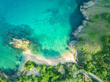 Yanui sahilinin önündeki küçük adanın üstünde alçak gelgitte hava manzarası. Ayrı denizlerdeki kum tepeleri. Su seviyesi düştüğünde, ayrı denizlerde kum yığınları oluşur. yeşil deniz beyaz kum beac