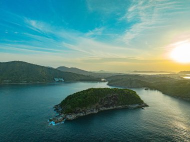 Aerial View Man Adası Phrom Thep 'in önünde. Gökyüzü sabahları mavi bulutlarla doludur. Mavi bulutlar denizin üzerinde yuvarlanır. Man Adası yakınlarında toplanan turistik yerler.