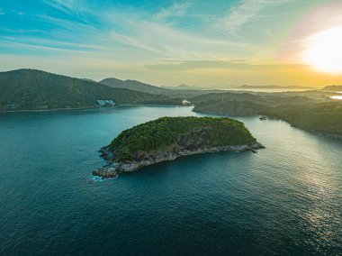 Aerial View Man Adası Phrom Thep 'in önünde. Gökyüzü sabahları mavi bulutlarla doludur. Mavi bulutlar denizin üzerinde yuvarlanır. Man Adası yakınlarında toplanan turistik yerler.