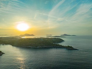 Laem Promthep Cape 'de hava manzaralı gün doğumu manzarası. Bu Phuket 'teki en popüler bakış açısı.