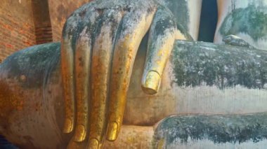Buda 'nın en güzel parmağı. Phra Ajana 'nın parmağı, Wat Si Chum' daki Büyük Buda Heykeli, Sukhothai Tarih Parkı. Pra Ajana 'nın altın parmağı Konuşan Buda Heykeli Sukhothai Tayland.