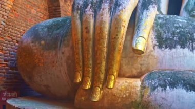 Buda 'nın en güzel parmağı. Phra Ajana 'nın parmağı, Wat Si Chum' daki Büyük Buda Heykeli, Sukhothai Tarih Parkı. Pra Ajana 'nın altın parmağı Konuşan Buda Heykeli Sukhothai Tayland.