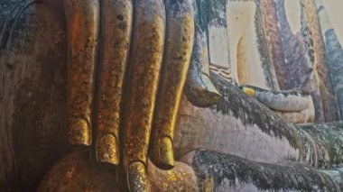 Buda 'nın en güzel parmağı. Phra Ajana 'nın parmağı, Wat Si Chum' daki Büyük Buda Heykeli, Sukhothai Tarih Parkı. Pra Ajana 'nın altın parmağı Konuşan Buda Heykeli Sukhothai Tayland.