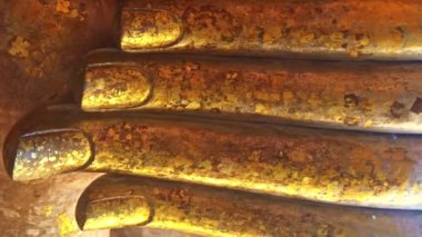 Buda 'nın en güzel parmağı. Phra Ajana' nın parmağı, Wat Si Chum 'daki Büyük Buda Heykeli, Sukhothai Tarihi Parkı. Pra Ajana Konuşan Buda Heykeli Sukhothai Tayland' ın altın parmağı..