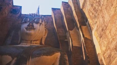 Buda 'nın en güzel parmağı. Phra Ajana' nın parmağı, Wat Si Chum 'daki Büyük Buda Heykeli, Sukhothai Tarihi Parkı. Pra Ajana Konuşan Buda Heykeli Sukhothai Tayland' ın altın parmağı..
