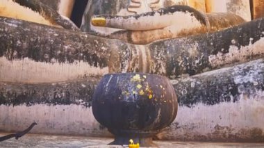Phra Ajana Büyük Buda Heykeli Wat Si Chum 'da, Sukhothai Tarih Parkı. Dünya Mirası Alanı, UNESCO tarafından yönetilen uluslararası bir kongre tarafından hukuki olarak korunan ve tarihi bir alan..