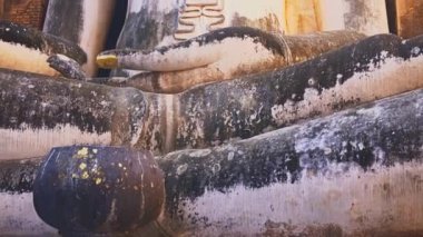 Phra Ajana Büyük Buda Heykeli Wat Si Chum 'da, Sukhothai Tarih Parkı. Dünya Mirası Alanı, UNESCO tarafından yönetilen uluslararası bir kongre tarafından hukuki olarak korunan ve tarihi bir alan..