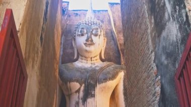 Phra Ajana Büyük Buda Heykeli Wat Si Chum 'da, Sukhothai Tarih Parkı. Dünya Mirası Alanı, UNESCO tarafından yönetilen uluslararası bir kongre tarafından hukuki olarak korunan ve tarihi bir alan..