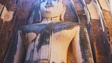 Phra Ajana Büyük Buda Heykeli Wat Si Chum 'da, Sukhothai Tarih Parkı. Dünya Mirası Alanı, UNESCO tarafından yönetilen uluslararası bir kongre tarafından hukuki olarak korunan ve tarihi bir alan..