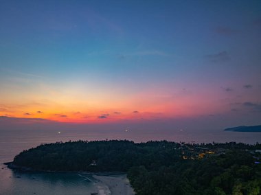 Hızla gökyüzünü izlemek bulutların sürekli değişen hareketlerini ortaya çıkarır.,