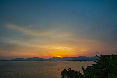 Güneş ışınları renkli bulutlara nüfuz etti.