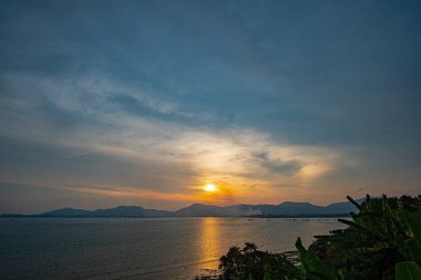 Gökyüzünün güzelliği gün batımında büyüleyiciydi.