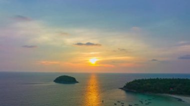Romantik gökyüzünün havadaki hiperhız sahnesi gün batımında okyanusu kaplıyor. Doğada gün batımında güzel bir gökyüzü ve seyahat konsepti. Gün batımı manzarası Doğanın inanılmaz ışığı Gökyüzü arkaplanı.