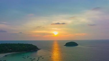 Romantik gökyüzünün havadaki hiperhız sahnesi gün batımında okyanusu kaplıyor. Doğada gün batımında güzel bir gökyüzü ve seyahat konsepti. Gün batımı manzarası Doğanın inanılmaz ışığı Gökyüzü arkaplanı.