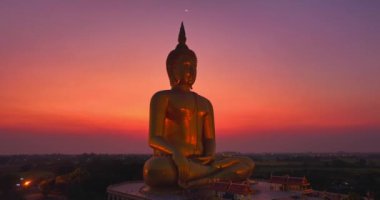 Maun Ang Tangası 'ndaki Büyük Buda' nın başındaki yarım ayın havadan görünüşü.