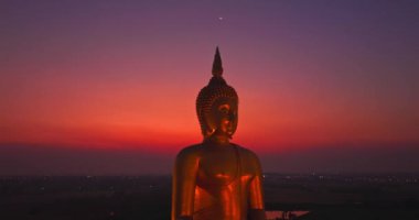 Yarım ayın havadan görünüşü dünyanın en büyük Buda 'sının kafasının üstündedir.