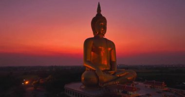 Yarım ayın havadan görünüşü Buda 'nın başının üstünde.