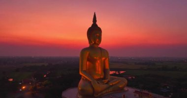 Gün batımında, yukarıdan büyük altın bir Buda görünüyor.