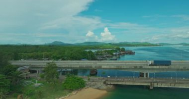 Phuket adasını Tayland 'ın güneyinde Phang Nga' ya bağlayan Sarasin köprüsünün havadan görüntüsü.