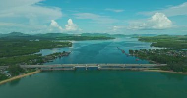 Phuket adasını Tayland 'ın güneyinde Phang Nga' ya bağlayan Sarasin köprüsünün havadan görüntüsü.