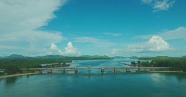 Phuket adasını Tayland 'ın güneyinde Phang Nga' ya bağlayan Sarasin köprüsünün havadan görüntüsü.