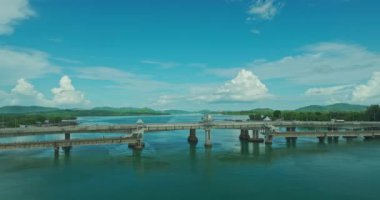 Phuket adasını Tayland 'ın güneyinde Phang Nga' ya bağlayan Sarasin köprüsünün havadan görüntüsü.