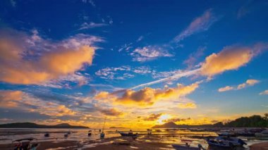 Gün doğumunda çarpıcı gökyüzünde inanılmaz pembe bulutlar kaybolur..