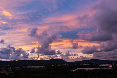 Phuket kırsalında gün batımında gökyüzü renklidir.