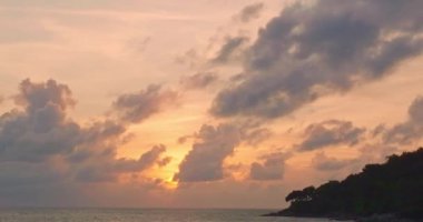 Güneş batarken gökyüzünde yüzen bulutlar.