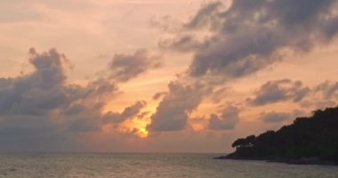 Okyanusun üzerindeki hava manzaralı bulutlar.