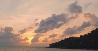 Hava manzaralı güneş bulutların arasında parlıyor