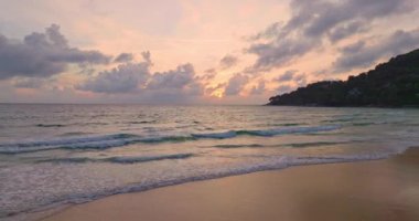 Hava görüntüsü dalgaları sahile çarptı.