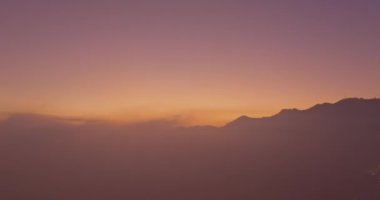 Bu hava fotoğrafında güneş bulutların arasından parlıyor.