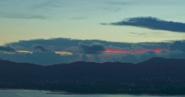 Alacakaranlıkta Phuket şehrinin üzerindeki hava manzaralı mavi bulutlar