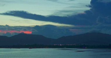 Şehrin üzerindeki hava manzaralı mavi bulutlar