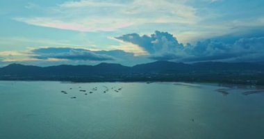 Dağların üzerindeki hava manzaralı mavi bulutlar