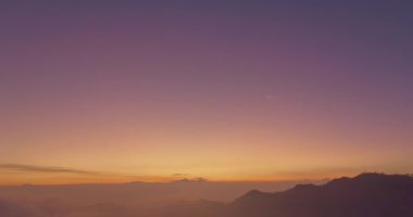 Bulutların üzerindeki hava manzaralı tatlı Gündoğumu
