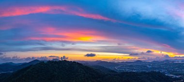 Phuket 'teki tatlı gökyüzünün panoramik manzarası.
