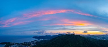 Phuket 'teki tatlı gökyüzünün panoramik manzarası.