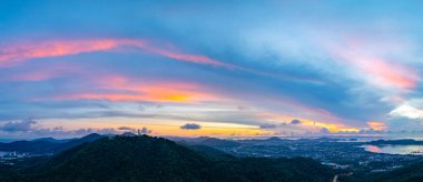 Phuket 'teki tatlı gökyüzünün panoramik manzarası.