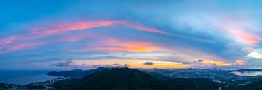 Phuket 'teki tatlı gökyüzünün panoramik manzarası.