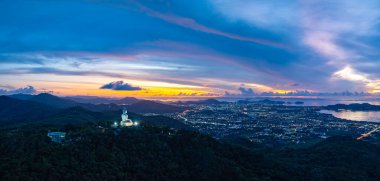 Phuket 'teki renkli gökyüzünün manzarası Büyük Buda, Tayland