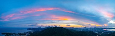 Phuket 'teki renkli gökyüzünün manzarası Büyük Buda, Tayland