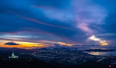 Phuket 'teki renkli gökyüzünün manzarası Büyük Buda, Tayland