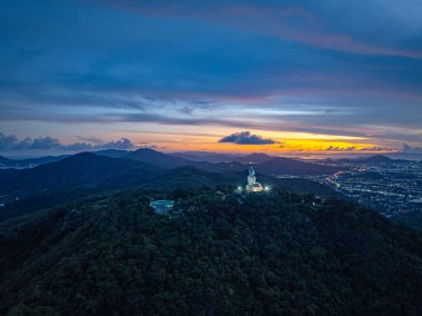 Phuket 'in etrafındaki hava manzaralı güzel ışıklar Büyük Buda. 
