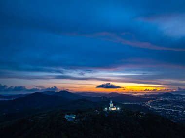 Phuket 'in etrafındaki hava manzaralı güzel ışıklar Büyük Buda. 