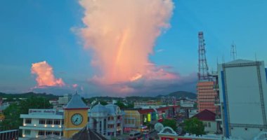 Phuket 'teki saat kulesinin üzerinde mavi gökkuşağında gökkuşağı görünüyor.